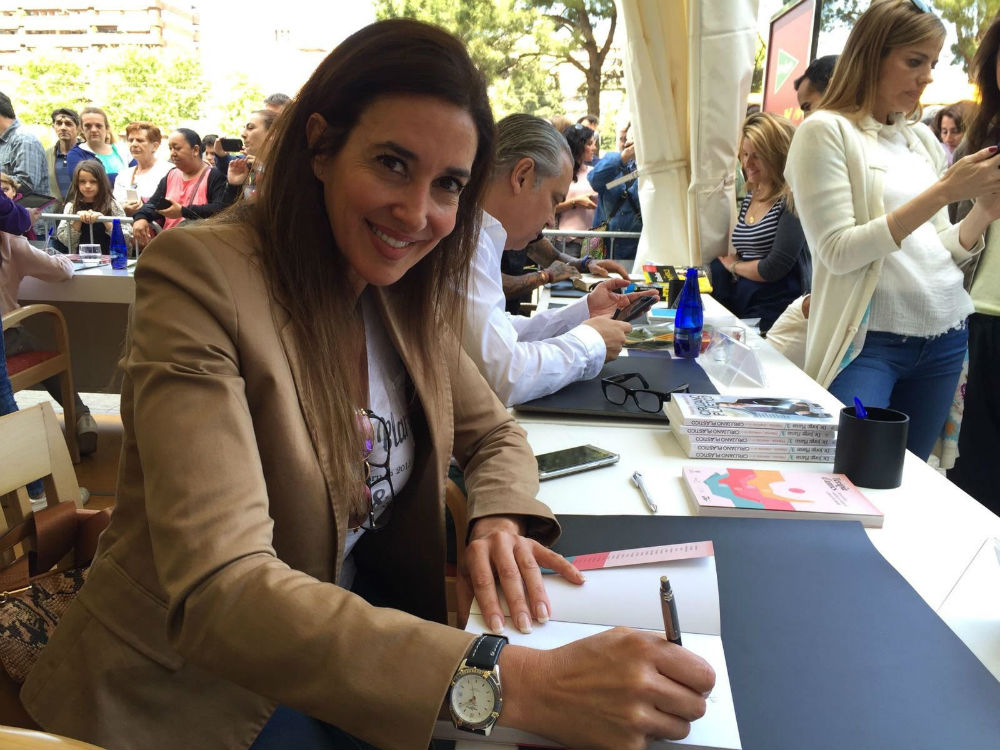 Carmen Barceló firmando un ejemplar de Terapia de Amigos